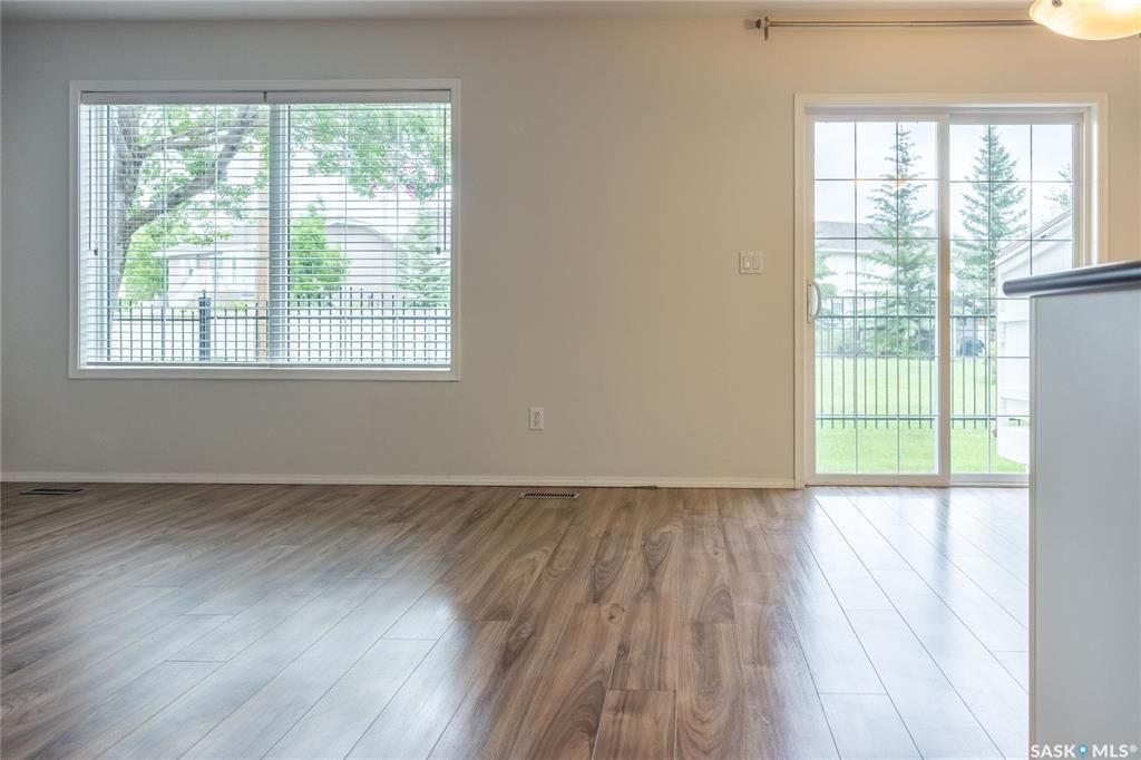 Arbor Creek小区 1364尺双车库联排边户出售。背靠绿地公园。位置安静便利。附近有小学，高中。多窗户大客厅，二楼2个大卧室外加一个大多功能厅。地下室装修有1活动厅带窗户外加完整洗手间。新换瓦片，刷漆，车库门 ，地板，部分家电。挂牌价格 $329900。详情联系Royal - 14