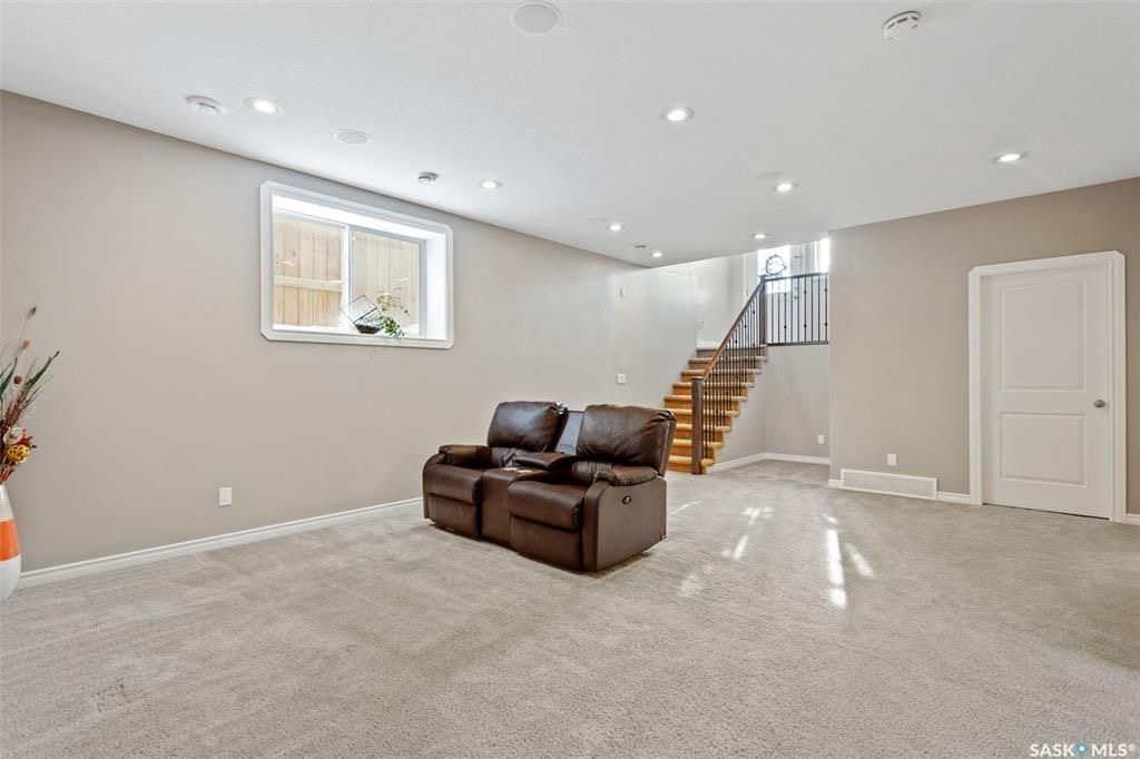 Evergreen 小区1477尺2013年建5房3错层独立屋出售，位置便利近两所小学，附近高中，购物广场。挑高天花板，实木地板，厨房不锈钢设备。主卧步入式衣橱，一楼和地下室层高均为9 feet，地下室装修有两房，一个大家庭厅，一卫。大院子连房子双车库。其他升级设备有，加湿器，中 - 9