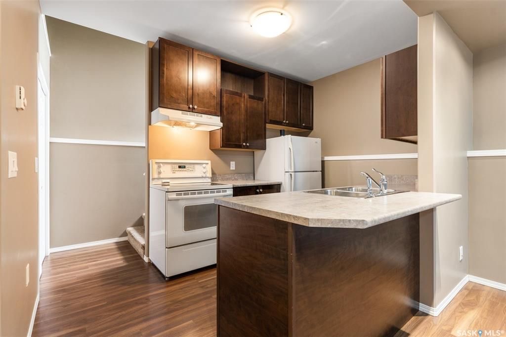 Stonebridge小区近1410尺错层独立屋出售，5房3卫，半地下室带合法出租2房1厅1厨1卫分电表，独立出入独立洗衣烘干，独立热水器。高档装修，连房加大尺寸双车库，双层露台。后院私密性好没有邻居相连。主层挑高顶，木地板，枫木橱柜，大厨房带独立角柜，主卧带独立洗手间和步入衣柜 - 24