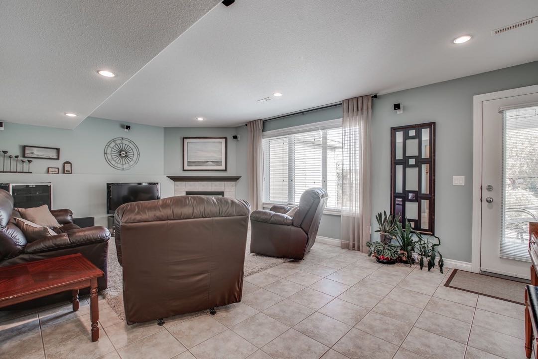 Willowgrove小区1203尺地下室步出式Walkout独立屋出售，背靠大公园。本地西人业主，保养如新。5房3卫，实木地板，天然气明火炉灶，双壁炉。朝阳私密大后院。近小学及附近商区。挂牌价格：$499900。详情请联系地产经纪Gary Gai 盖王睿 3063413677 - 8