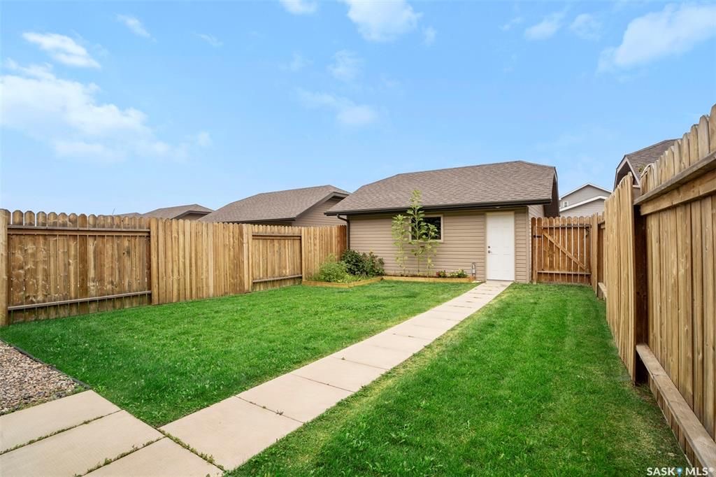 Evergreen小区核心路段2014年建1347尺4房4卫边户双车库联排别墅出售。房屋状况如新，可步行至小学和公园，近高中近购物。一楼客厅宽敞明亮，9英尺层高，高级复合板地板，全花岗岩台面，白色经典橱柜带阻泥，厨房不锈钢家电齐全。二楼洗衣房，超大主卧带完整洗手间和步入式衣柜。地 - 21