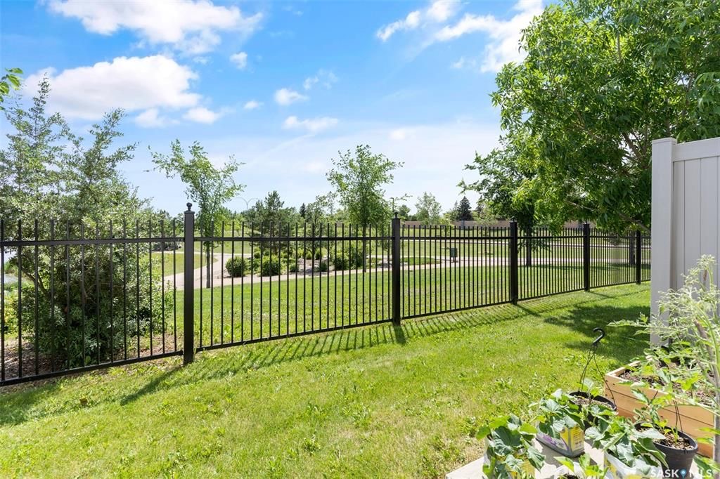 Lakewood小区2003年建3室2卫湖景联排，后院紧邻小湖公园绿地，好风景，好采光。房屋保养好，带双车位，新装中央空调，新换洗衣机，洗碗机，微波炉抽油烟机。客厅实木地板。可以步行至附近商业购物方便，近小学。状况好，保养如新，开价$239000。 有意请联系地产经纪Gary G - 6