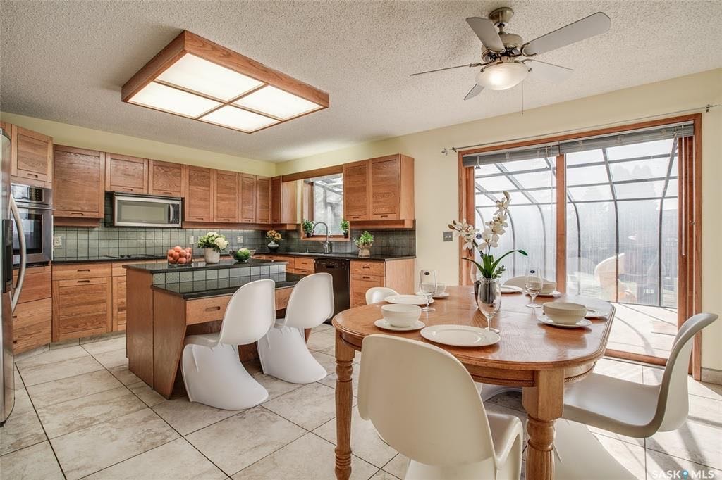 Lakeview小区最佳路段安静私密且便利，步行至近小学。2530尺独立屋占地近11375尺 出售。4房3卫，3个大厅/活动空间，2个餐厅，二楼有4个卧室，地下室10尺层高。大量更新升级：厨房，锅炉，不锈钢家电，瓦片等等。挂牌价格 $569000。联系地产经纪Gary Gai - 5