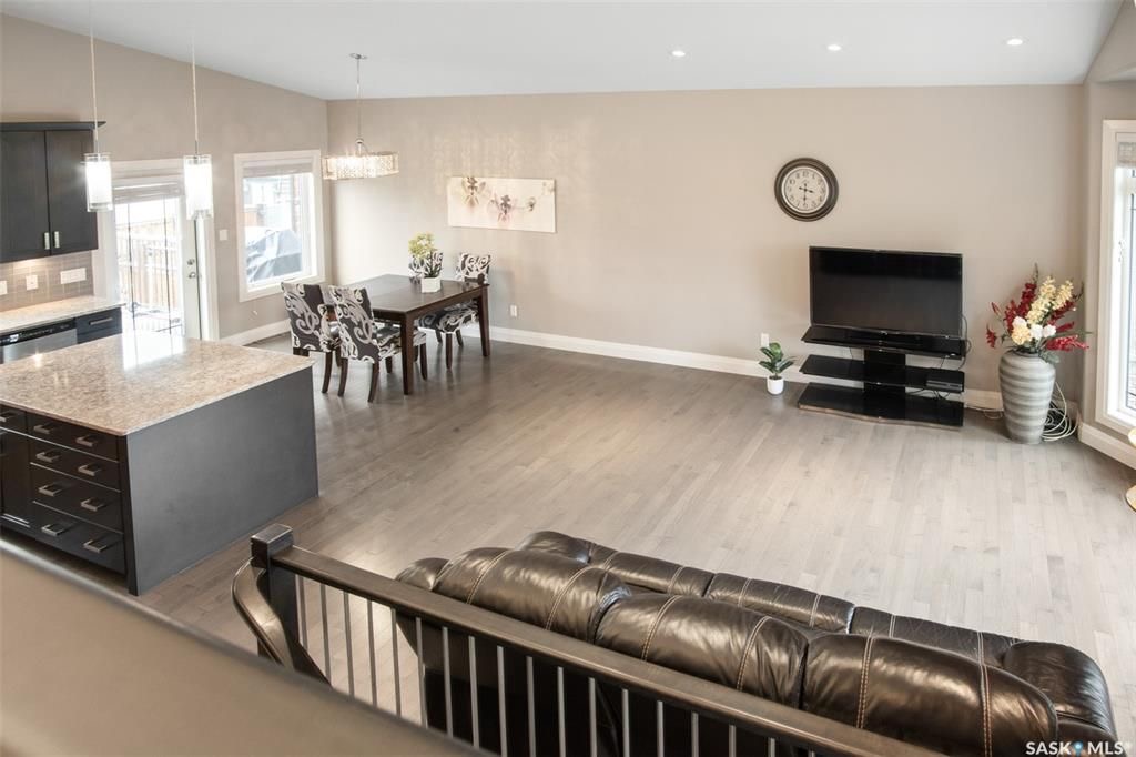 Evergreen 小区5房3卫错层独立屋出售，位于小区最优路段，安静宽敞私密，近小学，高中，公园，购物。高档装修，开放式设计，挑高尖顶，实木地板，飘窗，升级枫木厨房带不锈钢家电和角柜，全大理石台面及厨房背景砖，主卧带步入衣柜高档明卫干湿分离双洗手台洗手间，半地下室大窗户明亮如地 - 16