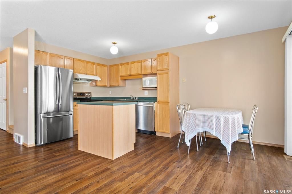 Erindale小区核心地段3室联排出售。1230尺，安静边户，多窗户，采光极好。步行百米至两所高中（百年高中，St Joseph），两所小学(Dr. John G. Egnatoff School and Catholic Father Robinson school)，附近商 - 9