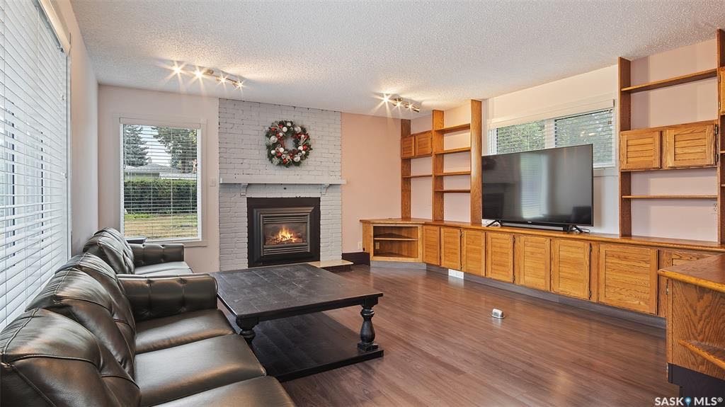 BREVOORT PARK小区2312尺5房3卫 3厅独立屋出售，位置便利，步行小学高中，公交可直达大学，可步行至公园。外墙免打理， 多个洗手间完全翻新，瓦片，地板，窗户，热水器，炉灶等大部分设备近期翻新，投入约$9万更新。一楼布局极具功能性，双客厅，双饭厅，二楼4个大卧室 - 9