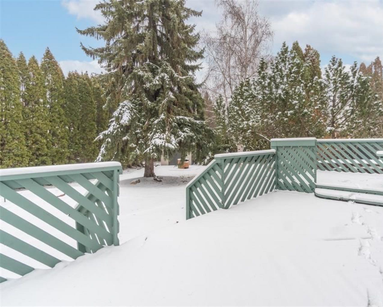 LAKEVIEW小区2308尺5室4卫双层独立屋出售。超大扇形地块11000尺，位于安静核心街区，步行至小学，近公园购物交通便利。高品质装修，全新实木地板，翻新厨房橱柜，全花岗岩台面，双客厅（前厅后厅宽敞），双餐厅（含正餐厅）。主卧带超大独立步入衣帽间，大浴室双洗手台浴缸淋浴分离 - 9