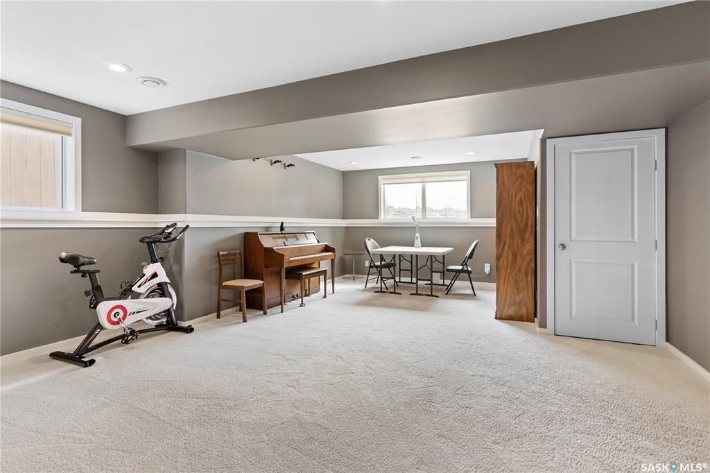 Willowgrove小区Royalty建商2009年建1324尺错层4室3卫独立屋出售。安静内街，步行近公园，学校，购物。高档装修配置：挑高层高，实木地板，厨房大理石台面升级橱柜搭配背景墙砖，不锈钢家电，新冰箱。超大主卧带步入式衣柜，豪华洗手间带按摩浴缸。半地下室大窗户专业装修 - 19