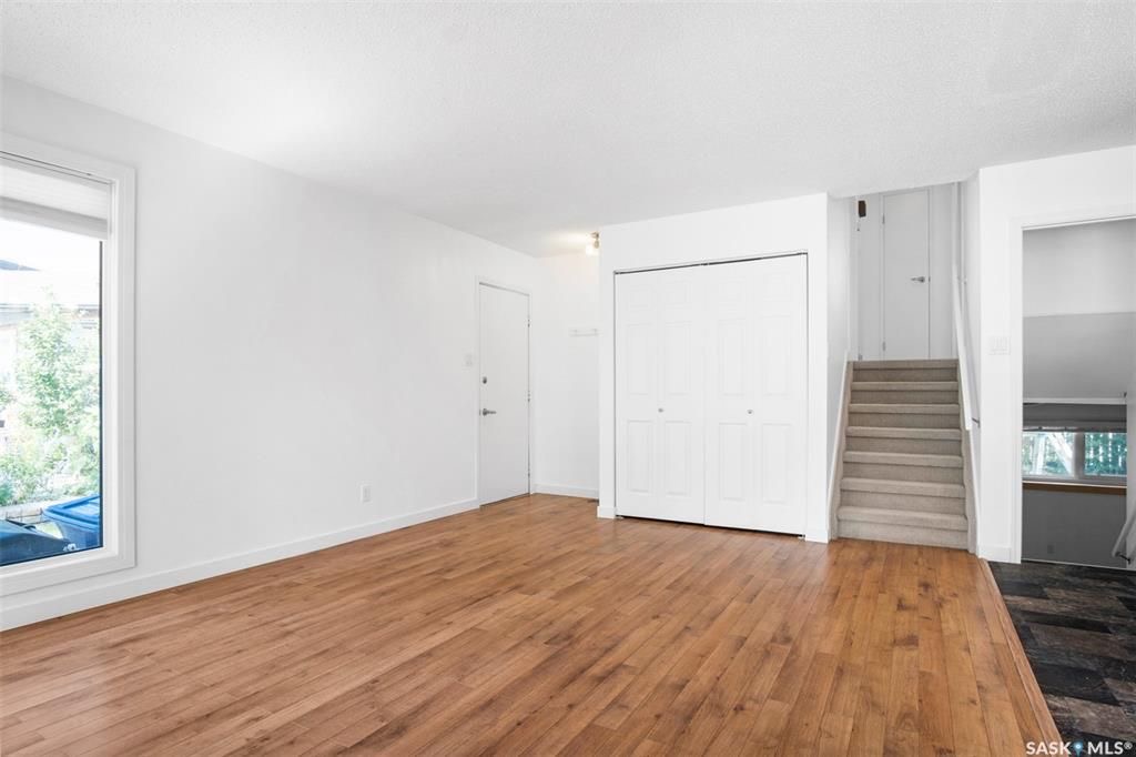 Wildwood小区错层结构3房2卫独立屋出售。位置优越，步行至Central Mall ，8街购物，学校，公园。全新刷漆，更新枫木厨房，更新窗户，屋顶瓦片，洗手间翻新。私密成熟大后院，连房子单车库外加双车道停车。房屋格局采光好。挂牌价格：$379000。详情请联系地产经纪Gar - 8