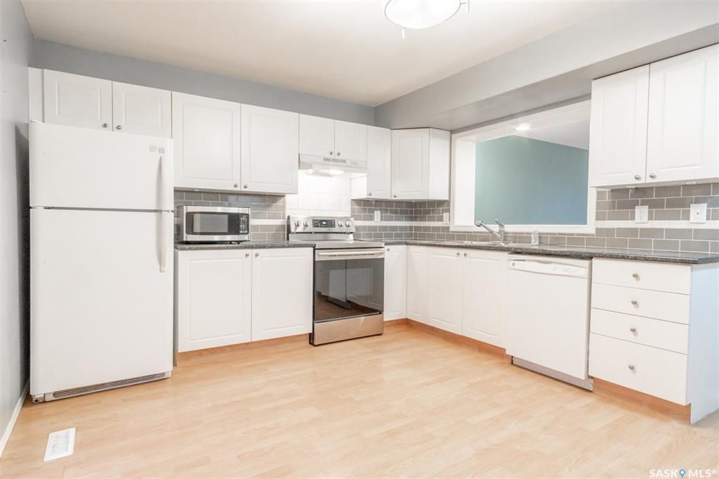 Arbor Creek小区2000年建3室2卫联排，地下室装修有一个大活动厅，背靠绿地 ，有空调。近小学，高中，公寓，商业购物方便。保养状况好，带两个停车位，较新地毯，合成木地板。开价$229000。 有意请联系地产经纪Gary Gai 3063413677 微信：gary367 - 7