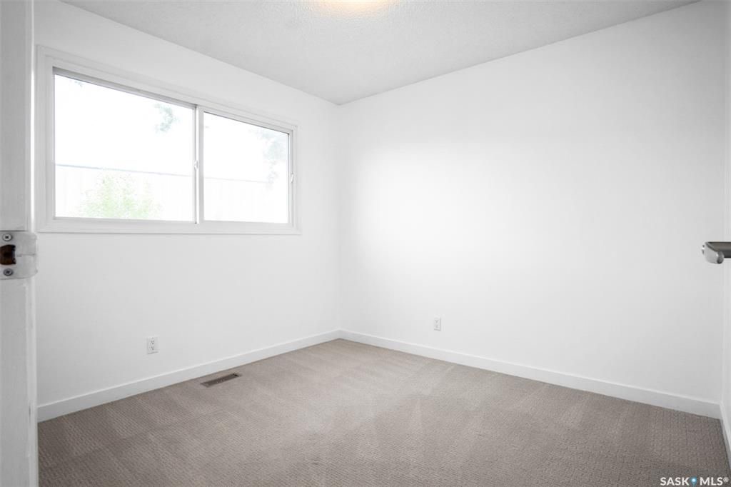 Wildwood小区错层结构3房2卫独立屋出售。位置优越，步行至Central Mall ，8街购物，学校，公园。全新刷漆，更新枫木厨房，更新窗户，屋顶瓦片，洗手间翻新。私密成熟大后院，连房子单车库外加双车道停车。房屋格局采光好。挂牌价格：$379000。详情请联系地产经纪Gar - 17