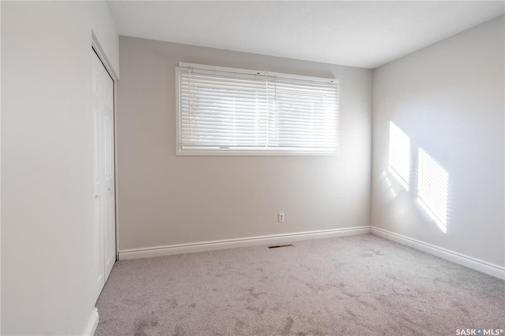 超大R2地块 3 错层Nutana Park小区独立屋出售。面对公园，近学校，购物中心。5房3卫，双车库外加5车位。全新实木地板，地毯，厨房大理石台面，不锈钢家电。主卧带独立洗手间，高效锅炉热水器。私密大院子。保养佳。挂牌价格：419000。有意请联系地产经纪Gary Gai 盖 - 9