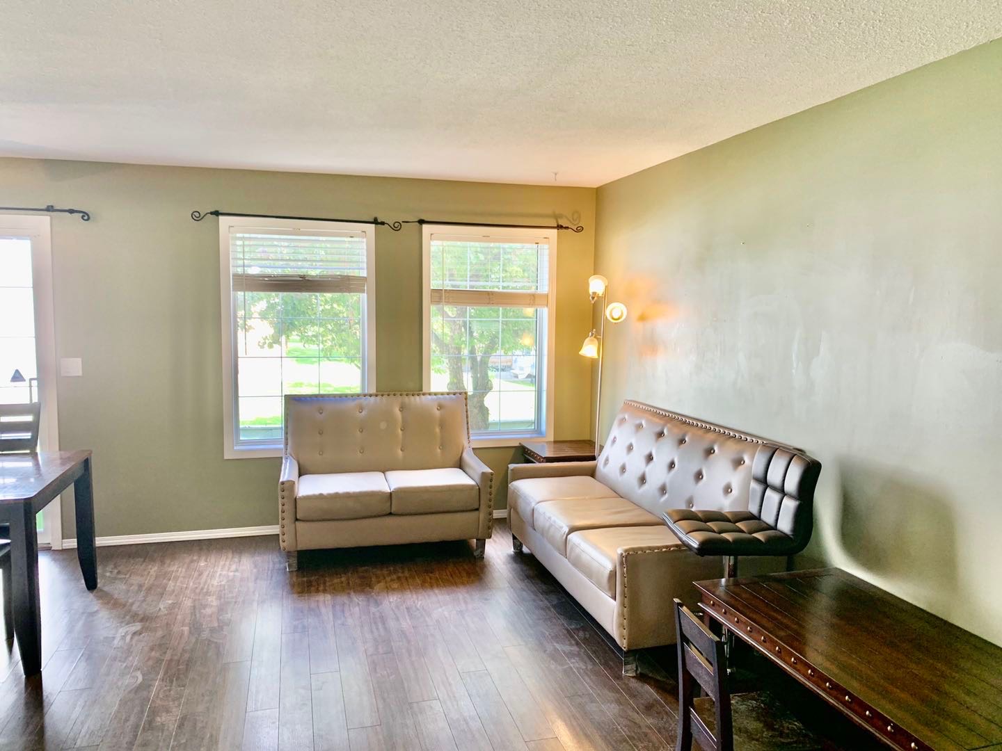 东北区步行到两高中两小学 Erindale小区 1200尺 3房2卫联排屋出租。带全套家具拎包入住。带一个停车库外加一个车位。地下室装修有一个活动室，包水，$1600/月  - 2