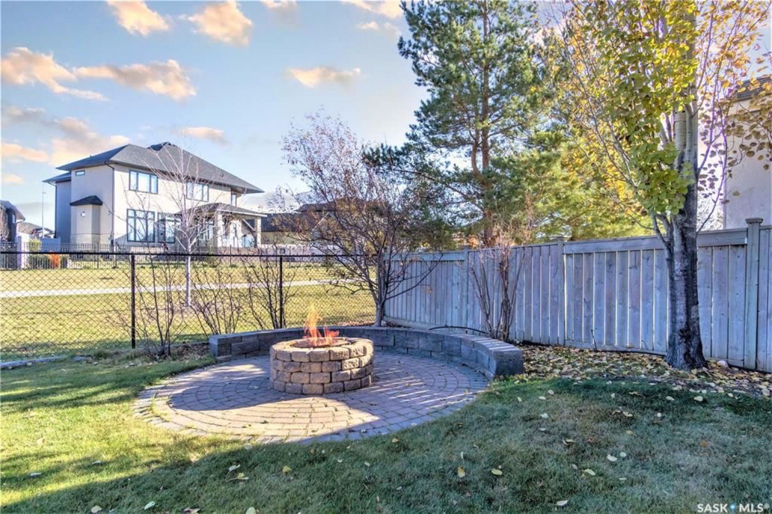 Silverspring小区最优路段之一，背靠公园步道，好风景，好彩光，1423 尺 bi level 错层 5房3卫，Royalty建商，实木地板，多窗户， 上下挑高层高，地下室大窗户，新瓦片，新洗衣烘干机，加大双车库。精心保养。大地块，私密好院子。挂牌价格：549000。有意 - 7