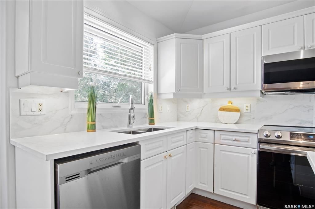 Arbor Creek小区2001年建1850尺4室4卫双层独立屋出售。大地块9000尺+，位置佳，步行小学，近公园，生活设施齐全，周边交通便利。一层挑高，前厅，正餐厅，宽敞明亮大客厅，天然气壁炉。开放式全新装修厨房，大理石台面，全新不锈钢家电，还有大量的储物空间。餐厅大落地窗， - 11