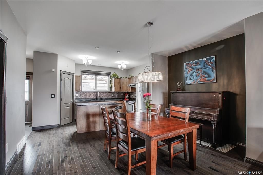 Willowgrove小区 2008年建 1587尺3房3卫独立屋步行100米至Willowgrove小学。地下室带独立出入口。独立院子，大尺寸双车库。高品质高档装修（加高层高，多窗户，大理石台面，大洗手间带冲浪浴缸。前后院铺地砖免维护。挂牌价格 $399000。详情联系Gary - 6