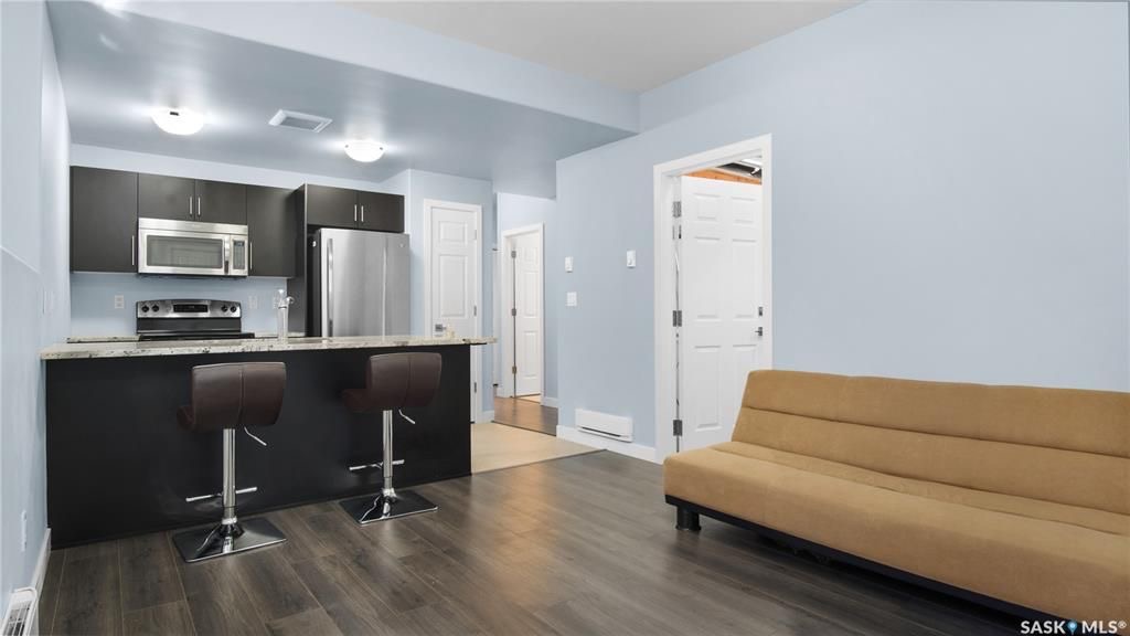 Stonebridge小区Fraser Homes建商1147尺错层独立屋，5房3卫，带半地下2室一厅一厨一卫独立出入合法出租套间出售。连房双车库，超大扇形地块，主层有尖顶调高天花板，合成木地板和瓷砖地板，大理石厨房台面。不锈钢家电。采光好，保养如新。挂牌价格：$499000。 - 8