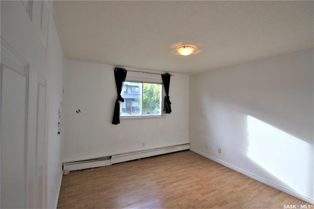 West College Park小区2室一厅公寓出售，2楼边户，带独立洗衣房，较新地板，橱柜，大理石台面，带一个地上插电车位。步行至小学，Evan Hardy高中，近公交站直达大学。挂牌价格 $109000。详情联系Royal LePage地产经纪Gary Gai 盖王睿 - 6