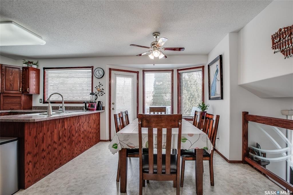 Erindale小区2016 尺湖景5房3厅独立屋出售。客厅和主卧可欣赏John Avant小湖公园，近Father Robinson和Dr John G Egnatoff小学。大窗户采光好，保养极佳，升级更新有：高效锅炉热水器（2018), 瓦片（2019），地板（2018 - 7