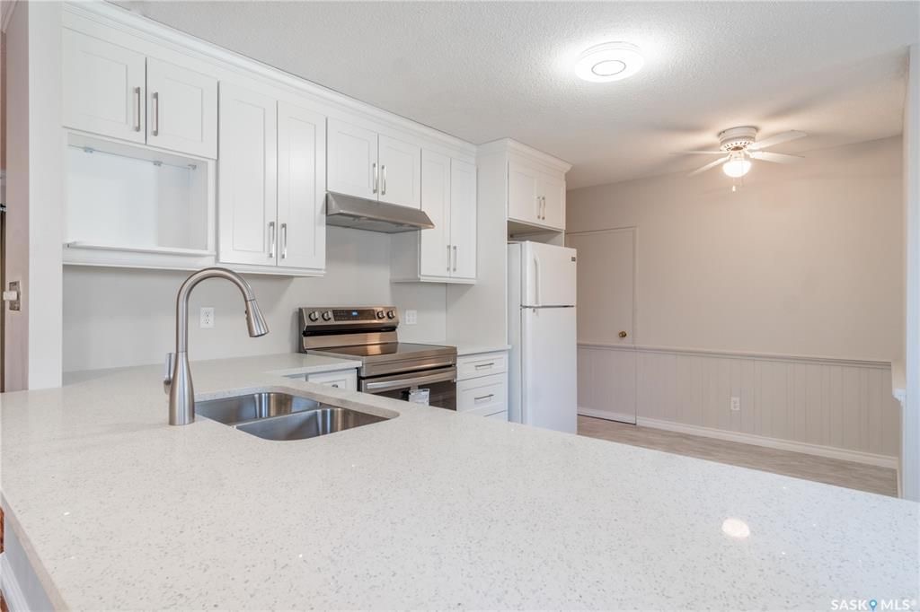 超大R2地块 3 错层Nutana Park小区独立屋出售。面对公园，近学校，购物中心。5房3卫，双车库外加5车位。全新实木地板，地毯，厨房大理石台面，不锈钢家电。主卧带独立洗手间，高效锅炉热水器。私密大院子。保养佳。挂牌价格：419000。有意请联系地产经纪Gary Gai 盖 - 7