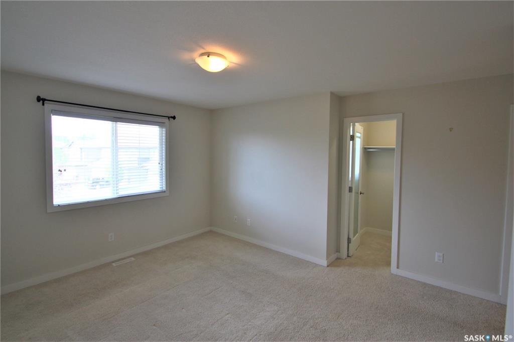 Stonebridge 小区2012年建，接近1245尺3房2卫联排出售，步行百米至Stonebridge小学，公园，附近购物，开发式设计多窗户好彩光餐厅客厅，二楼3个大房间，地下室未装修。连房子单车库外加一个地上车位。房屋保养好。挂牌价格：$264900。详情请联系Royal - 8