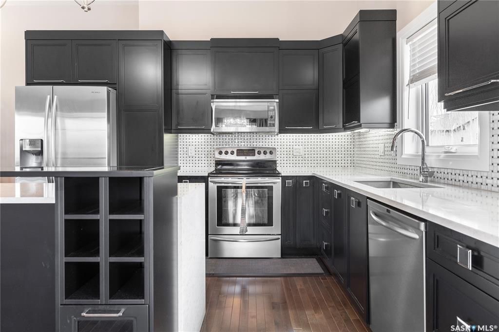 Willowgrove小区Royalty建商2010年建1284尺错层4室3卫独立屋出售。步行近公园，学校，购物。高档装修配置：挑高层高，实木地板，厨房大理石台面升级橱柜搭配背景墙砖，不锈钢家电。超大主卧带步入式衣柜，豪华洗手间全墙贴砖，带按摩浴缸。半地下室大窗户专业装修有1房1 - 12