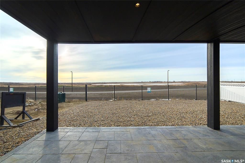 Aspen Ridge小区3600尺地下室步出式独立屋出售！超过5000尺居住面积，绝佳位置背靠自然保护野地，绝佳无遮挡小湖景视野。4房6卫双厨房（中式+西式+嵌入式德国米勒顶级家电), 室内室外独一无二顶级配置装修，全屋水泥地面高科技地热系统，全屋智能系统，7个天窗，白橡木加大 - 9