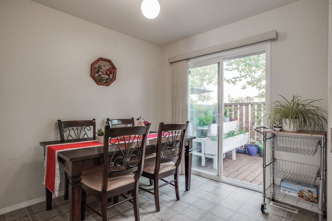 Lakewood小区3房2卫联排出租，2003年建，地下室完整装修有一大厅。边户，带私密独立露台。外带地上室外双车位。房屋状况新保养好。租金$1400/月包水，除雪除草。可含少量家具。一年起租约。不抽烟不养宠物。希望租客守法守信干净整洁。 - 5