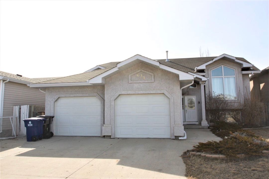 Silverspring 小区2002年1350尺错层独立屋整体出租，4房3卫（其中3房地面上，1房半地下）连房子双车库，不带家具，一年以上租约，$1750/月+水电气自付。