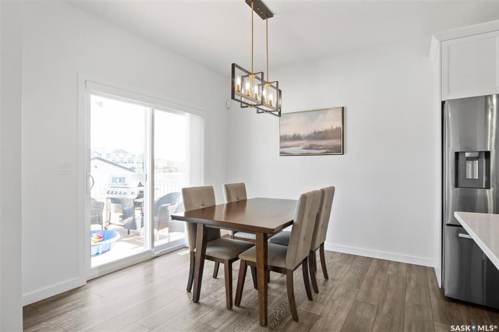 Brighton小区2019年建近2000尺4房4卫独立屋出售！院子私密不靠邻居，步行至公园，购物，及未来规划小学。1 楼9尺层高，带独立书房，开放式设计客厅带壁炉，厨房大理石台面，背景砖，高级不锈钢家电，带独立角柜。大窗户好朝向好彩光。二楼3个大卧室外加超大多功能厅，大主卧带步 - 14