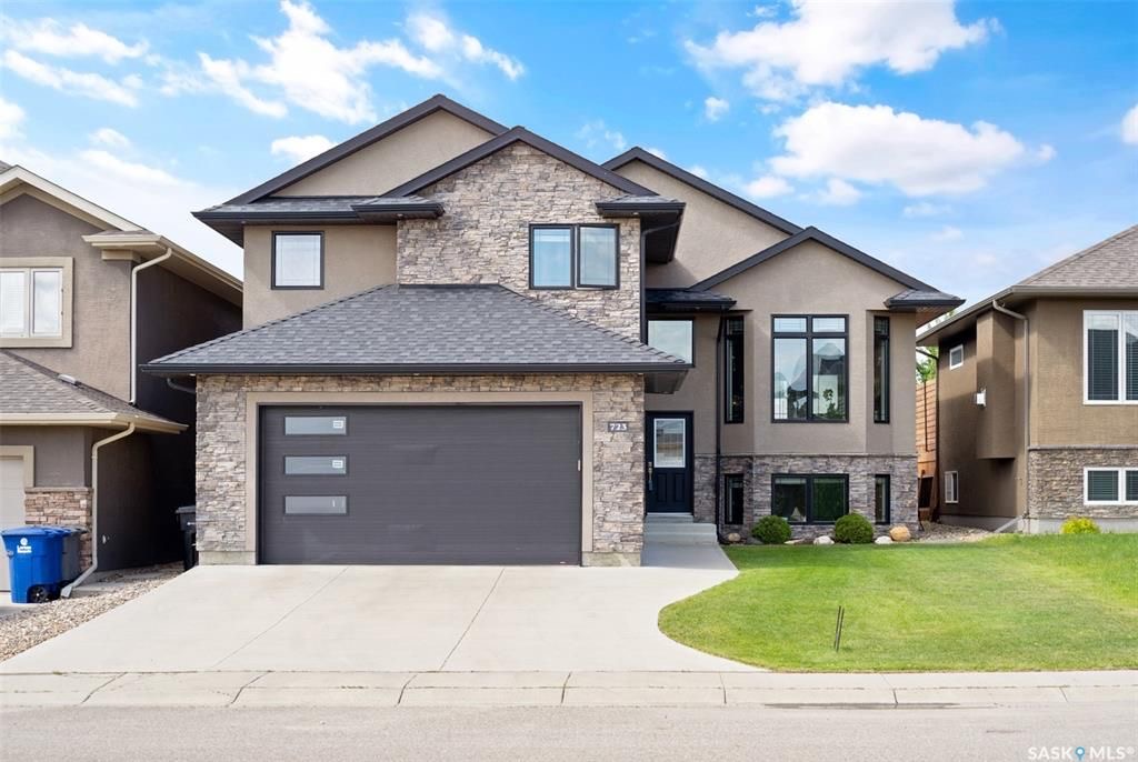 Evergreen 小区5房3卫错层独立屋出售，位于小区最优路段，安静宽敞私密，近小学，高中，公园，购物。高档装修，开放式设计，挑高尖顶，实木地板，飘窗，升级枫木厨房带不锈钢家电和角柜，全大理石台面及厨房背景砖，主卧带步入衣柜高档明卫干湿分离双洗手台洗手间，半地下室大窗户明亮如地 - 4