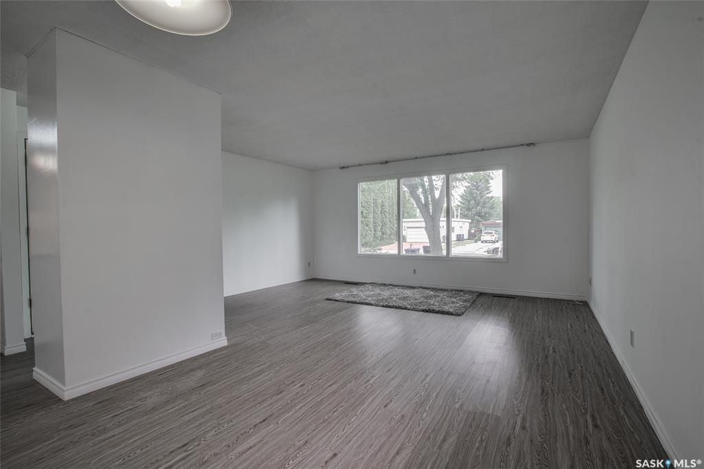 Greystone Heights小区近8街购物，近大学，近小学1082尺独立屋4房2卫（含1室1厅1厨1卫独立出入合法出租地下室套间）出售，全新刷漆，全新地板，全新车道，近期更新有锅炉瓦片热水器等。挂牌价格：$379900。详情请联系地产经纪Gary Gai 盖王睿 - 5