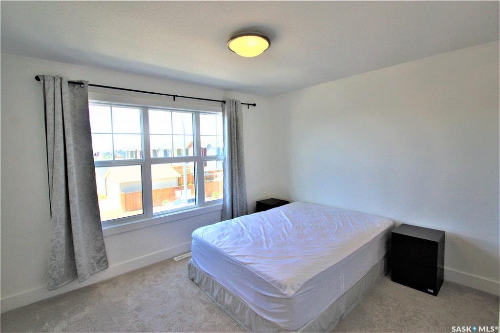 状况如新，rosewood小区接近1400尺独立屋出售，2015年建，高档装修，一楼9尺层高，高档合成板地板，理石台面，不锈钢家电，二楼3大卧室，主卧带完整洗手间，地下室未装修但有独立出入口。后院完成大露台外加加大双车库。挂牌价格：359900 - 5