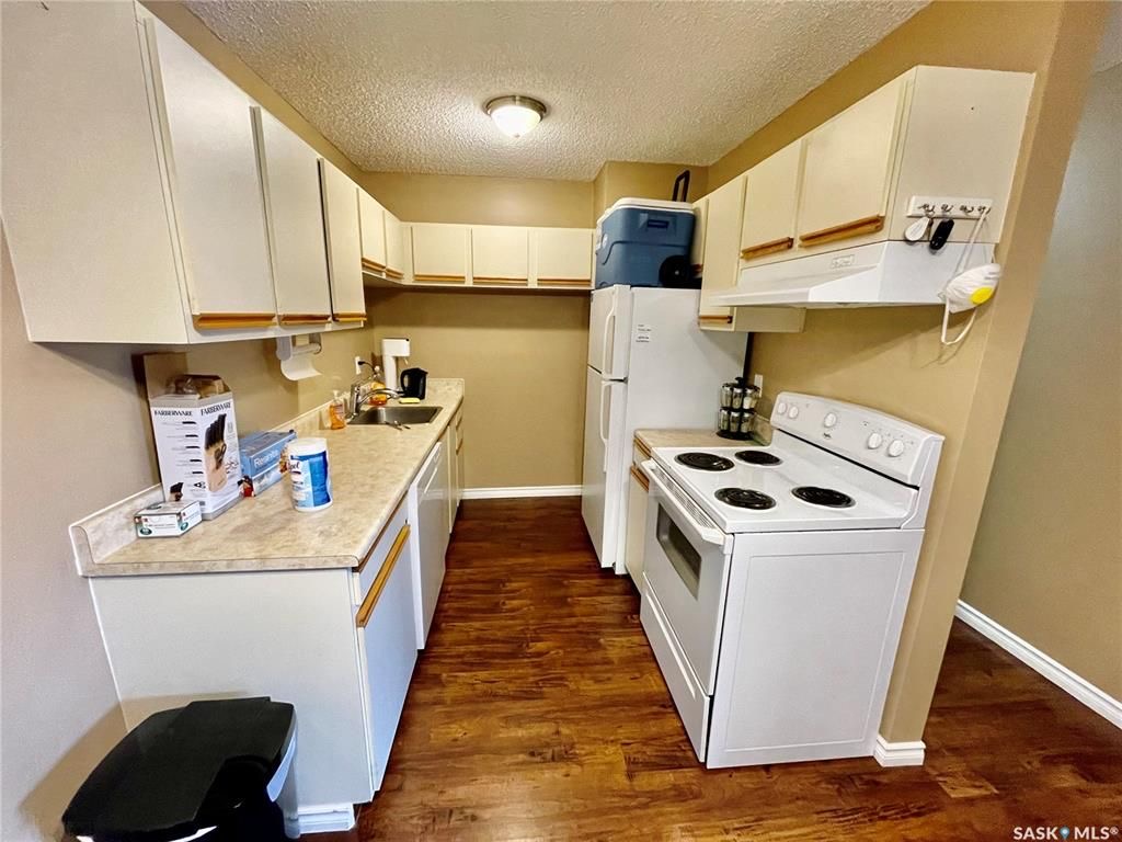 Wildwood小区828尺2室1卫公寓出售。位于近大学，近8街，近公园，商圈，且公交线路发达，交通便利。两间大尺寸卧室，各带大衣橱。3楼顶层边户安静，含阳台，一个地上车位，独立洗衣烘干机。挂牌价格：$125000。有意请联系地产经纪Gary Gai 盖王睿 3063413677 - 7