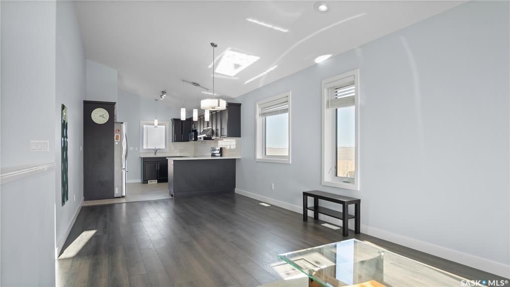 Stonebridge小区Fraser Homes建商1147尺错层独立屋，5房3卫，带半地下2室一厅一厨一卫独立出入合法出租套间出售。连房双车库，超大扇形地块，主层有尖顶调高天花板，合成木地板和瓷砖地板，大理石厨房台面。不锈钢家电。采光好，保养如新。挂牌价格：$499000。 - 5