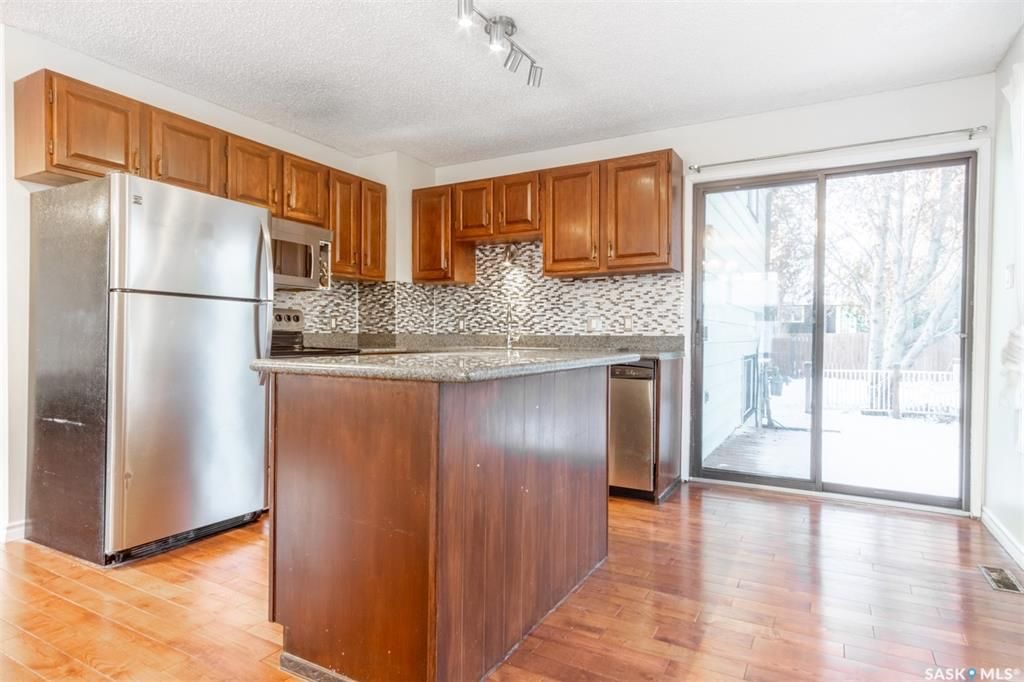 Lakeview 小区4错层1108尺独立屋出售，步行至Lakeview小学（英，法语），daycare，公园等。6房，洗手间全部翻新，双车库外加5个停车位，厨房大理石台面不锈钢家电，地下室带有独立厨房/水吧台。更新有锅炉热水器空调，地板，刷漆。空间充足，大院子成熟私密。挂牌价格 - 6