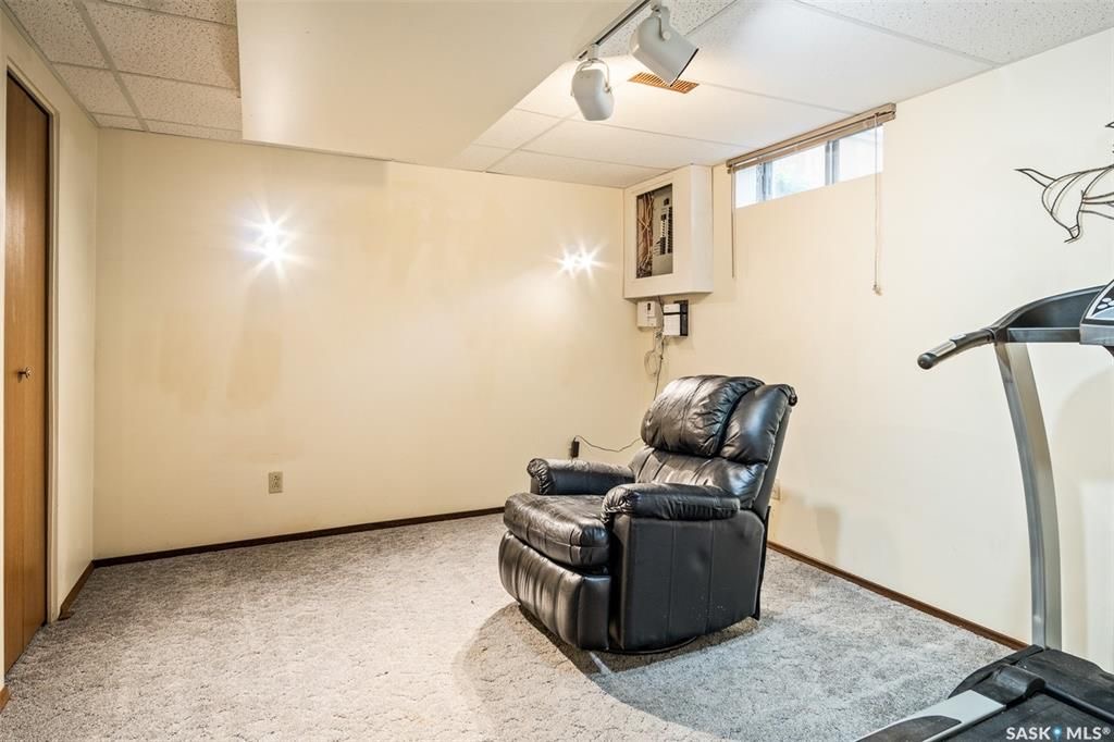 LAKERIDGE小区1984年建3室2卫独立屋，995尺。可以步行至附近商业购物方便，近小学，近公园。房屋保养好。一楼整体设计合理，客厅有大飘窗，自然光充足，宽敞明亮。功能型厨房，台面面积大。一楼三间大面积房间，主卧内充足空间可以外加额外洗手间。地下室已装修，一个大家庭房，两间 - 7