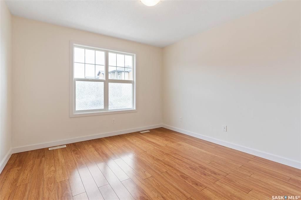 Willowgrove 小区两房一卫带未装修地下室边户联排出售。高档装修，多窗户好采光，开放式设计，竹木地板，厨房大理石台面，现代带阻尼橱柜，不锈钢家电。洗手间瓷砖地板带浴缸。卧室合成板地板。全新刷漆。外带一个室外停车位。小区内有健身房，游泳池等公共设施。位置方便近公园，学校，购 - 19