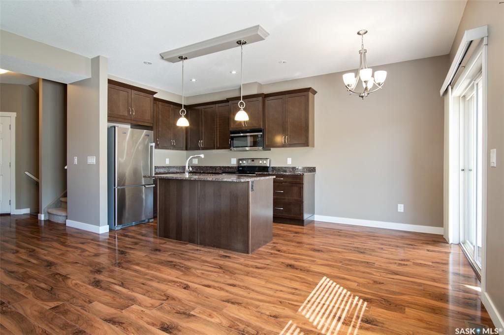 Willowgrove小区2013年建1360尺4房4卫联排别墅出售。房屋年代新，高档社区，整体保养得当。交通便利，可步行至两所学校和公园，近购物中心。房子是边户，一楼自然光充足，客厅宽敞明亮。一层9英尺挑高，高级复合板地板，全花岗岩台面，枫木橱柜，厨房设备齐全。二楼洗衣房，超大 - 6