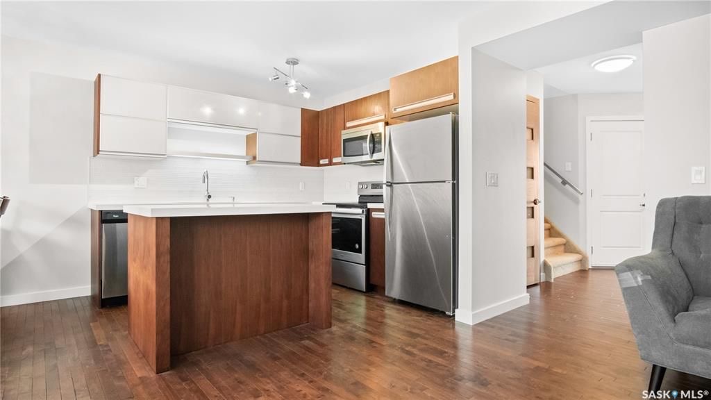 Willowgrove小区2014年建1245尺3房3卫联排别墅出售。地理位置安静私密，面朝农田美景，主卧窗户可赏北极光。房屋年代新，整体保养好。交通便利，可步行至两所小学和公园，近百年高中，近购物中心。一楼朝阳自然光充足，客厅宽敞明亮。实木地板，理石台面，现代橱柜，不锈钢家电。 - 7