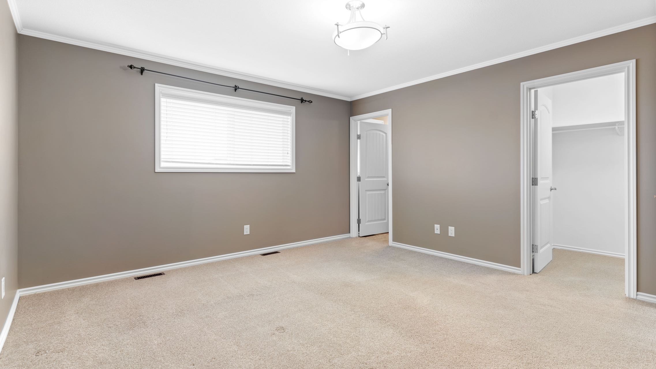 Willowgrove小区2012年建1315尺2房3卫联排别墅出售。房屋年代新，步行百米至两所小学和公园，近百年高中，近购物中心。一楼朝阳自然光充足，客厅宽敞明亮。9英尺挑高，高级复合板地板，全花岗岩台面，枫木橱柜，不锈钢厨房设备。二楼2个超大卧室均带独立洗手间和步入式衣柜。地 - 28