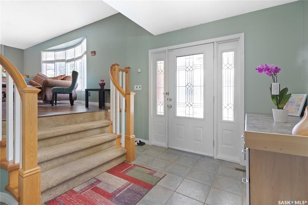 West College Park小区1797尺独立屋出售。位置位于小区核心安静街道，可步行到达双语小学，高中，8街购物等。5 房4卫3个大厅，地下室完全装修，主卧带独立洗手间，连房子双车库外加4车道。房屋门窗，地板，车库，厨房，外墙，室内墙面，瓦片，锅炉热水器大部分更新。后院宽 - 6