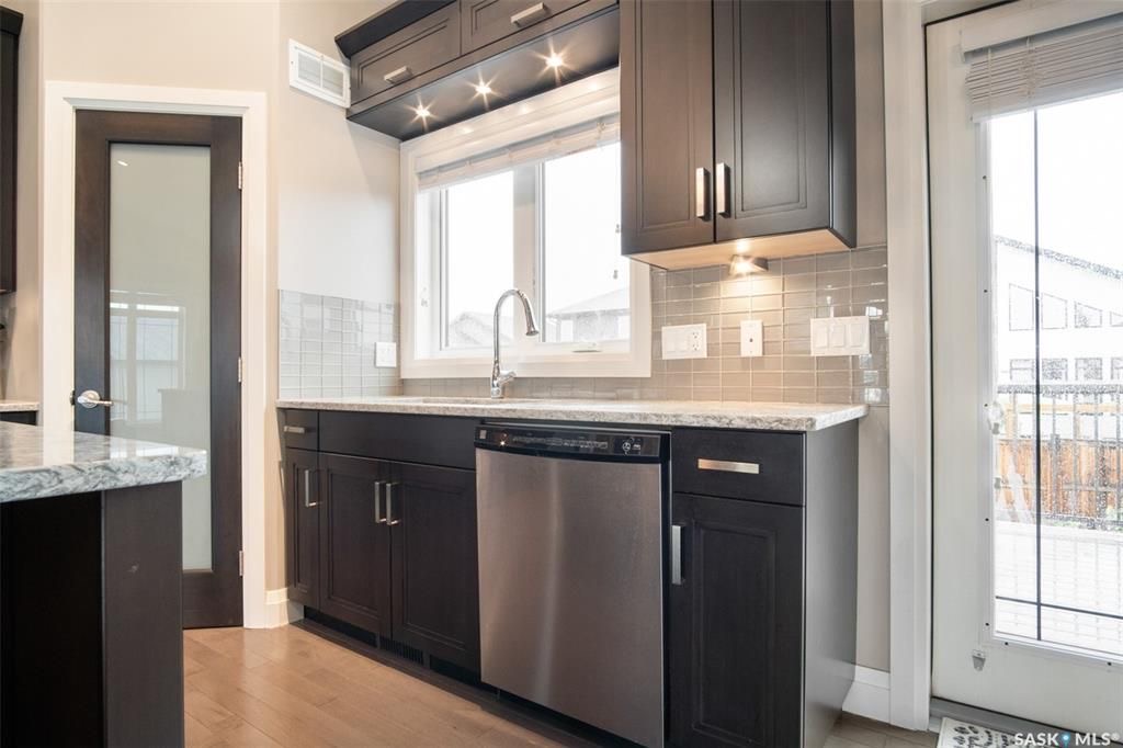 Evergreen 小区5房3卫错层独立屋出售，位于小区最优路段，安静宽敞私密，近小学，高中，公园，购物。高档装修，开放式设计，挑高尖顶，实木地板，飘窗，升级枫木厨房带不锈钢家电和角柜，全大理石台面及厨房背景砖，主卧带步入衣柜高档明卫干湿分离双洗手台洗手间，半地下室大窗户明亮如地 - 12