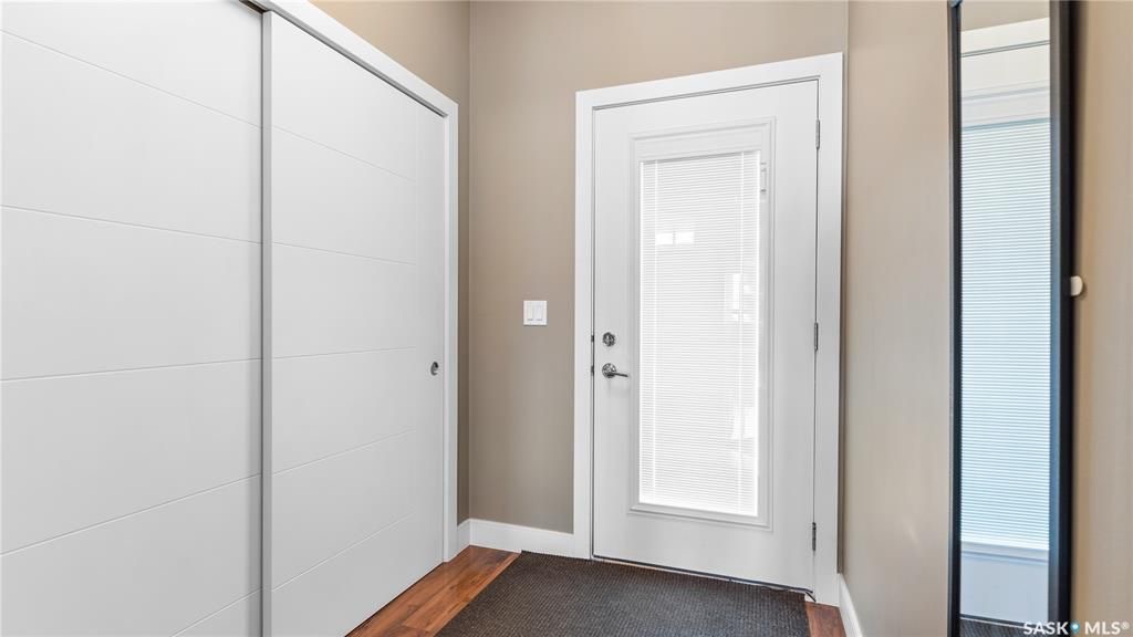 Willowgrove小区3房3卫，连体车库外加双车位，独立后院，联排出售。本地知名建商Riverbend，房屋保养如新。一楼9尺层高，高级复合地板，大理石台面，不锈钢家电。二楼3房2卫。主卧带独立洗手间和步入衣柜。地下室带2个窗户，未装修。后院另有独立带顶露台。位置步行至小学， - 4