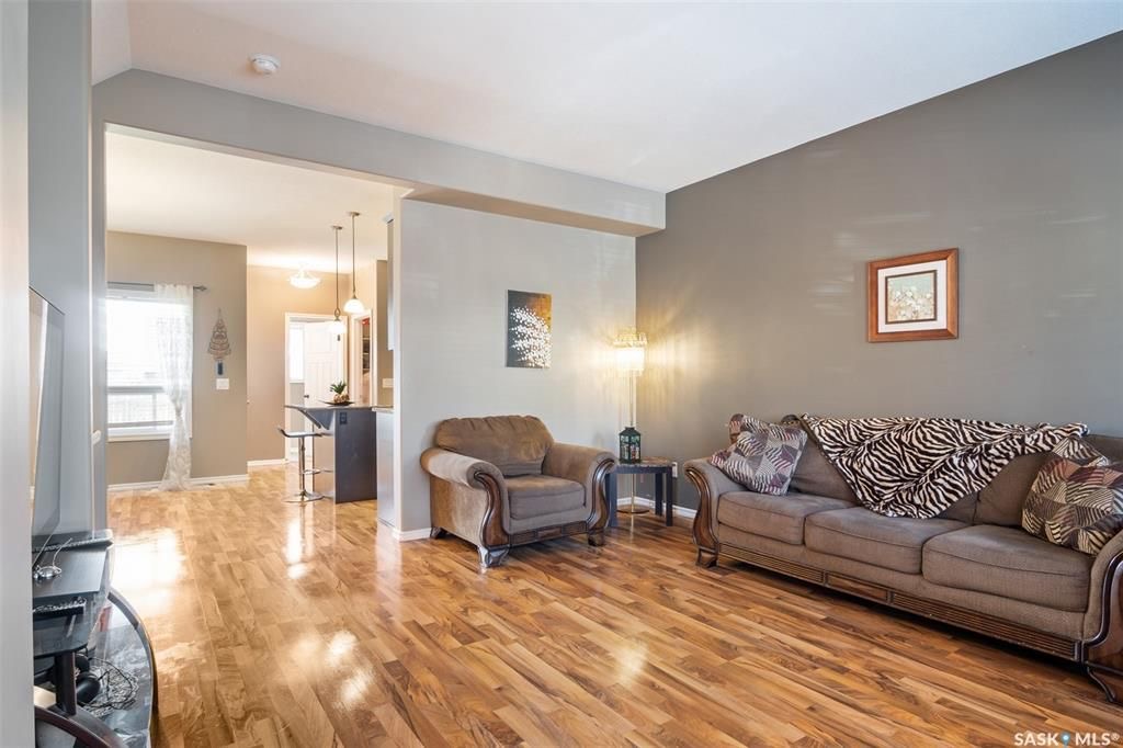 Willowgrove小区2013年建1360尺3房3卫联排别墅出售。房屋年代新，高档社区，整体保养得当。交通便利，可步行至两所学校和公园，近购物中心。房子是边户，一楼自然光充足，客厅宽敞明亮。一层9英尺挑高，高级复合板地板，全花岗岩台面，枫木橱柜，厨房设备齐全。二楼洗衣房，超大 - 4