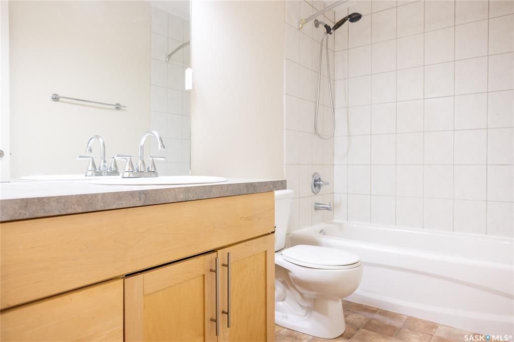 8街Superstore对面860尺2室1厅公寓出售。本地西人业主保养极佳，更新地板，厨房橱柜，大理石台面，不锈钢家电。带独立洗衣机烘干机，较新装修厨房卫浴，带地上一个停车位。挂牌价格 $149000。详情联系地产经纪Gary Gai 盖王睿 3063413677 - 8