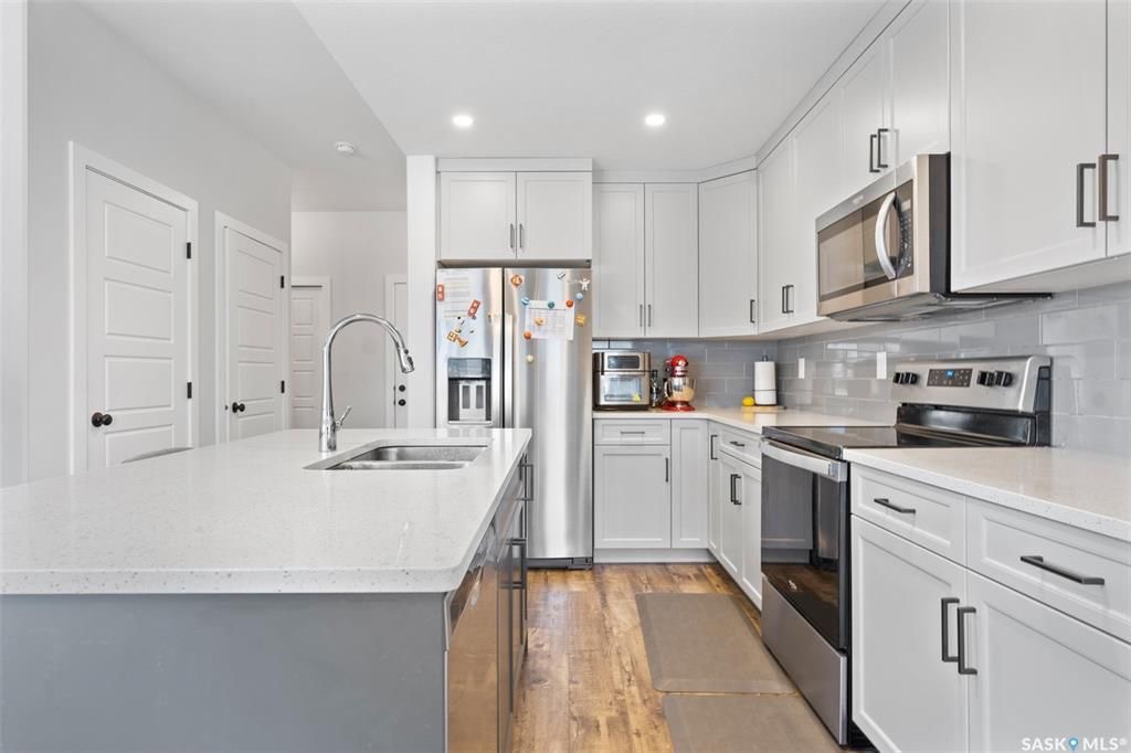 Evergreen小区2021年建1535尺3房3卫边户联排出售，带连房子双车库外加双车道，独立院子。一楼9尺层高，开放式设计，多窗户好采光。客厅带壁炉造型墙，厨房大理石台面，升级橱柜，另有独立收纳间，不锈钢家电，抽油烟机外排。二楼有3个大卧室外加一个多功能厅。主卧带步入式衣柜和 - 5