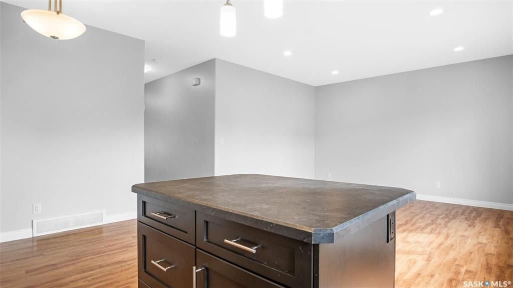 Evergreen小区2014年建3房3卫1书房大尺寸1804尺联排出售。带独立院子及连体车库。房屋特点：一楼书房，9次层高，新合成板地板，枫木厨房带不锈钢家电，客厅大窗好采光，二楼3个大卧室，主卧带步入式衣柜外加独立洗手间浴缸双洗手台。地下室未装修，高层高，带大窗户。房屋全新刷 - 11