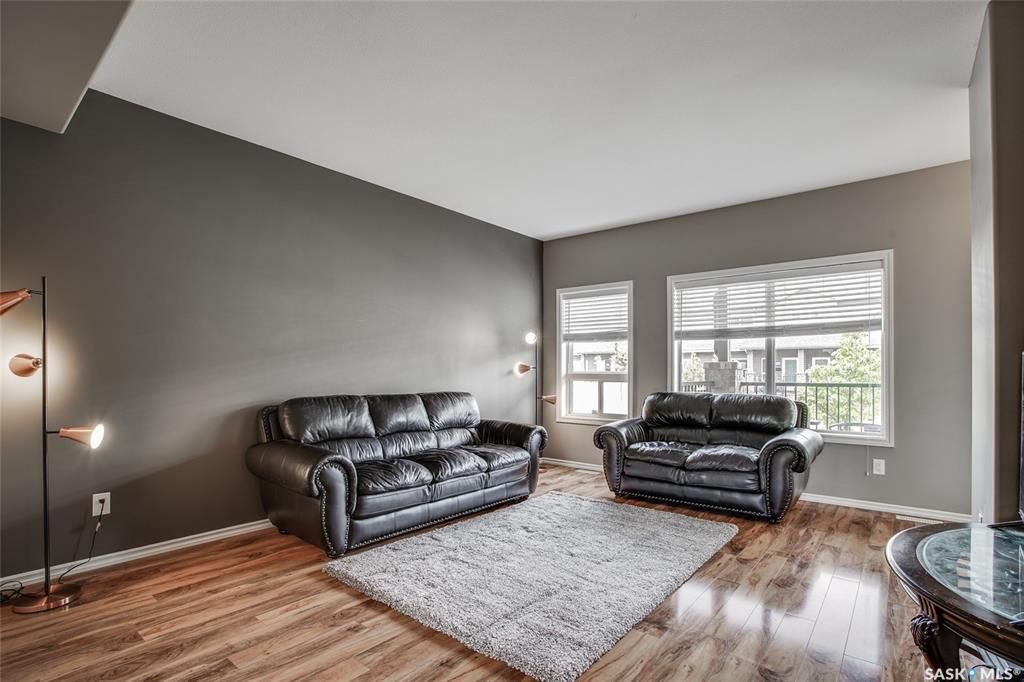 Willowgrove小区4房4卫联排出售。带独立私密小院，主卧带完整洗手间。步行百米小学，近高中，购物。房屋保养佳采光好，高档装修：大理石台面，不锈钢家电，大尺寸房间，一车库一车位，地下室专业装修。挂牌价格：$324900。详情请联系地产经纪Gary Gai 盖王睿 30 - 4