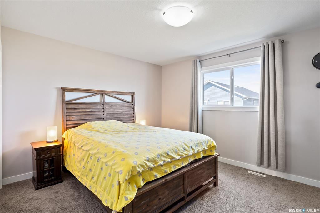 位于Stonebridge 小区紧靠公园绿地，近小学，购物设施，2015年建1249尺Bi Level错层独立屋5房3卫含2室一厅合法出租地下室，出售。 保养如新，大窗户采光好，高档装修，地下室有额外活动空间用于房主使用，外加地下室两房合法出租套间（独立出入，独立电表，独立厨房洗 - 16